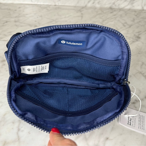 NWT Everywhere Belt Bag 1L - Navy - Picture 3 of 5